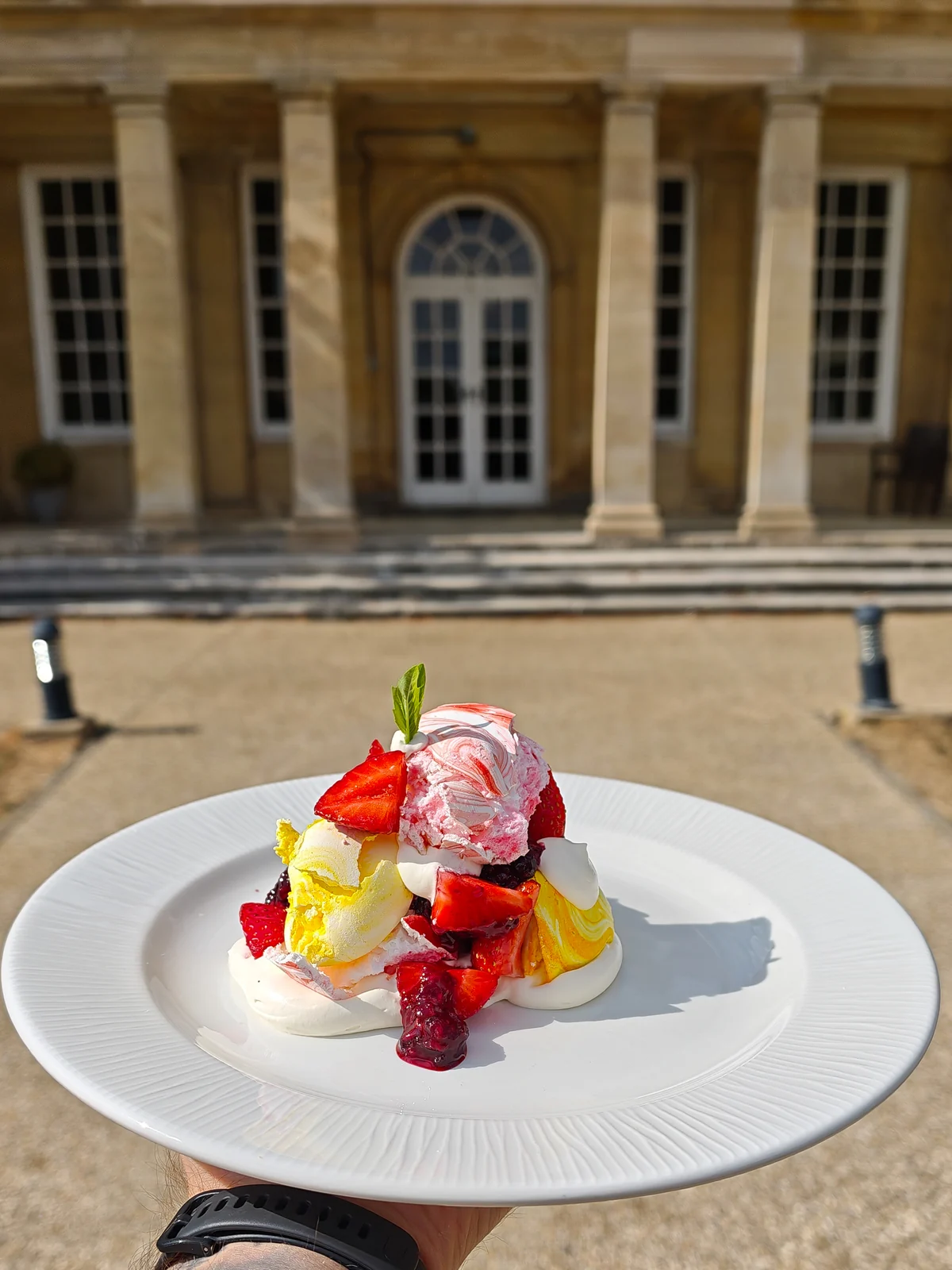 Meringue, strawberries and cream